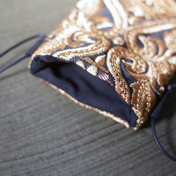 インド刺繍　ダマスク柄　刺繍生地　ゴールド　ブラック　エレガント　サコッシュ　ミニバッグ　サブバッグ　ショルダーバッグ 5枚目の画像