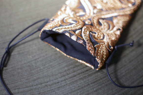 インド刺繍　ダマスク柄　刺繍生地　ゴールド　ブラック　エレガント　サコッシュ　ミニバッグ　サブバッグ　ショルダーバッグ 5枚目の画像