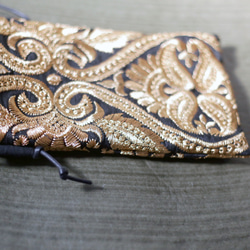 インド刺繍　ダマスク柄　刺繍生地　ゴールド　ブラック　エレガント　サコッシュ　ミニバッグ　サブバッグ　ショルダーバッグ 6枚目の画像