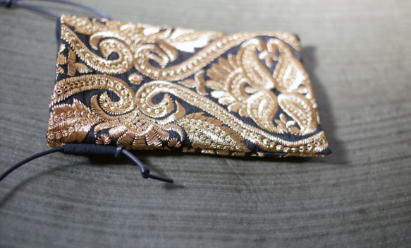 インド刺繍　ダマスク柄　刺繍生地　ゴールド　ブラック　エレガント　サコッシュ　ミニバッグ　サブバッグ　ショルダーバッグ 6枚目の画像