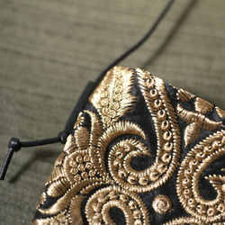 インド刺繍　ダマスク柄　刺繍生地　ゴールド　ブラック　エレガント　サコッシュ　ミニバッグ　サブバッグ　ショルダーバッグ 2枚目の画像