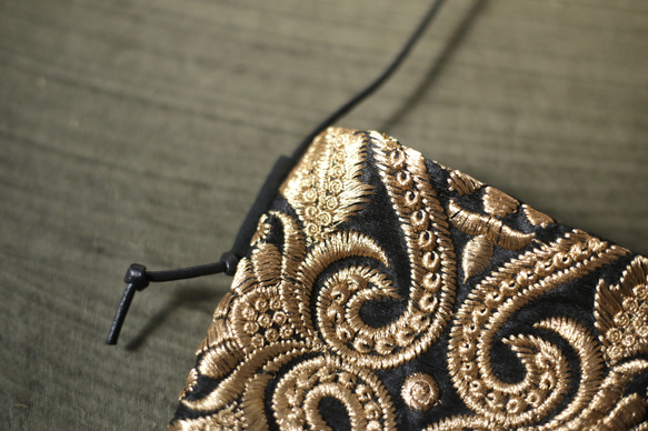 インド刺繍　ダマスク柄　刺繍生地　ゴールド　ブラック　エレガント　サコッシュ　ミニバッグ　サブバッグ　ショルダーバッグ 2枚目の画像