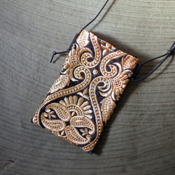 インド刺繍　ダマスク柄　刺繍生地　ゴールド　ブラック　エレガント　サコッシュ　ミニバッグ　サブバッグ　ショルダーバッグ 1枚目の画像