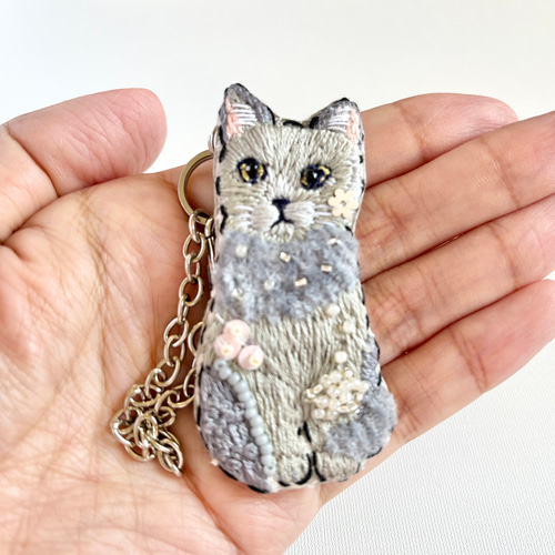 刺繍　猫　ブローチ　ビーズ　ハンドメイド ハンドメイドブローチ ビーズ刺繍の猫ブローチ 三毛猫｜Yahoo