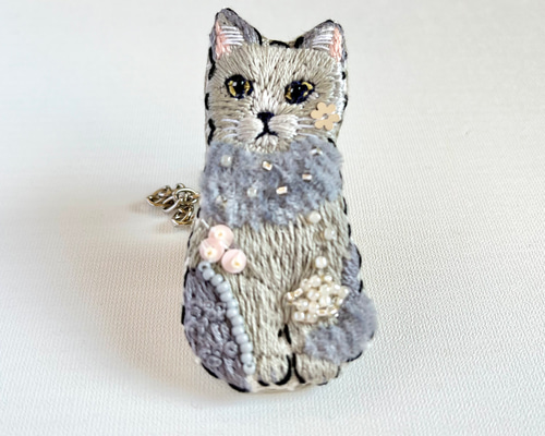 ハンドメイド　刺繍　ブローチ　セーターを着た猫① ハンドメイド 刺繍 ブローチ セーターを着た猫①