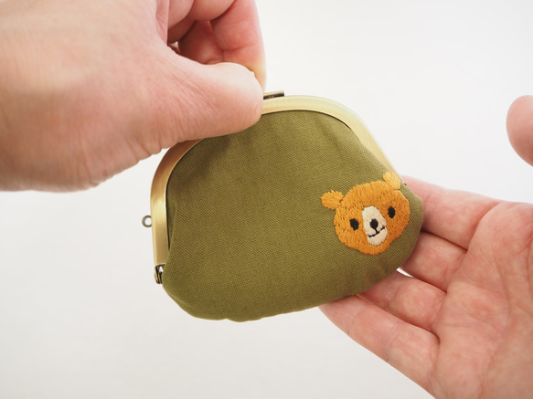 手刺繍くまのぺたんこがまぐちコインケース≪b-1≫ 4枚目の画像