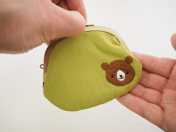 手刺繍くまのぺたんこがまぐちコインケース≪b-2≫ 4枚目の画像