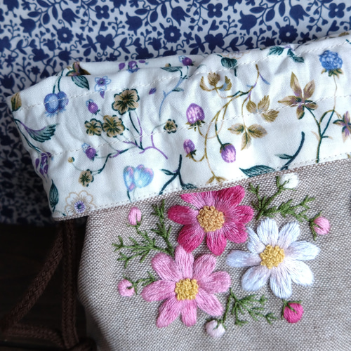 コスモス刺繍の巾着ポーチ（手刺繍） 巾着バッグ HanaDaisy Poodles