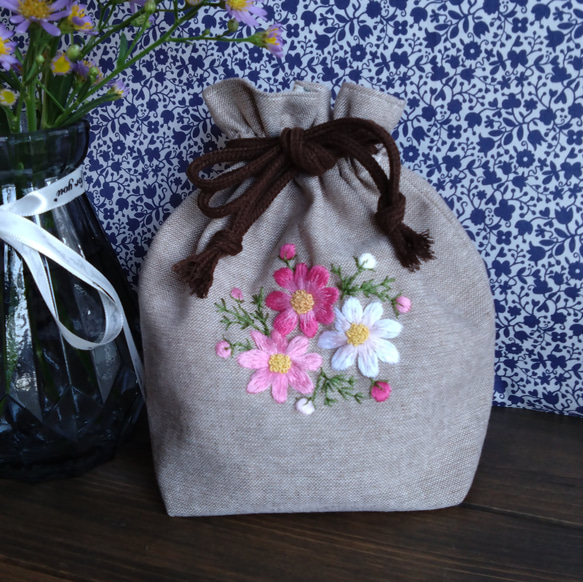 コスモス刺繍の巾着ポーチ（手刺繍） 巾着バッグ HanaDaisy