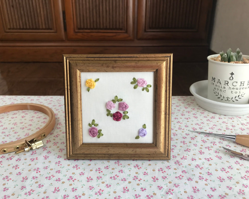 リボン刺繍飾り アンティーク額 タペストリー・壁掛け Yumie