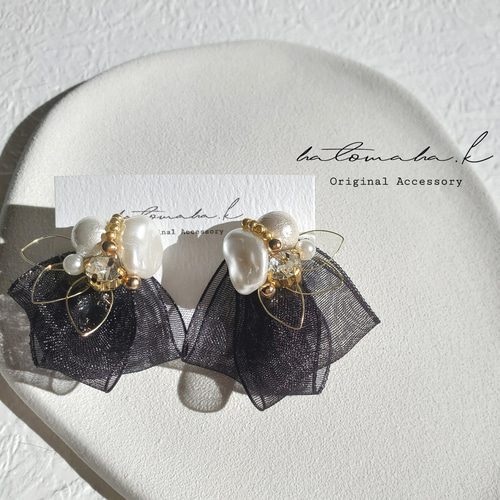 ディップの花びらとコットンパールのチュールピアス/ブラック ピアス
