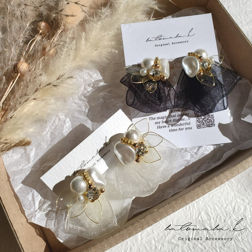 ディップの花びらとコットンパールのチュールピアス/ブラック ピアス