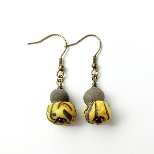 アフリカ貝殻黄銅牛骨ワイヤーのピアス