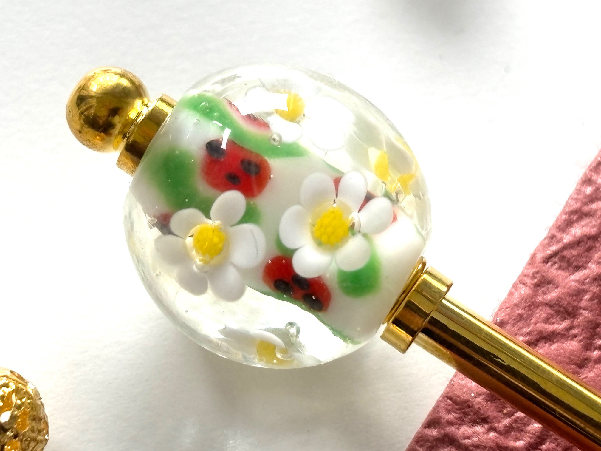かんざし　苺の花とテントウムシのとんぼ玉　白　ホワイト　レッド　いちご　イチゴ　一本簪　一本挿し　トンボ玉