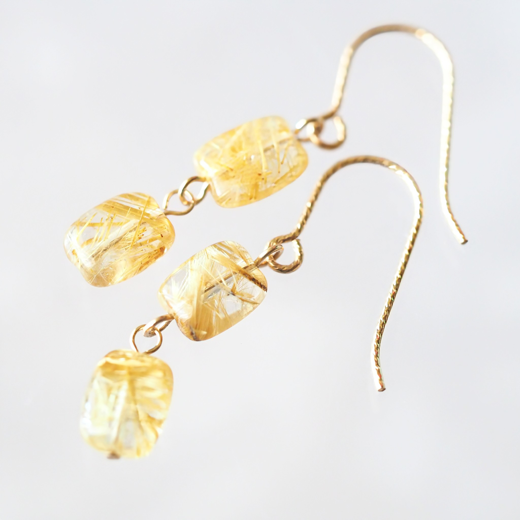 《ルチルクォーツの2連ピアス》