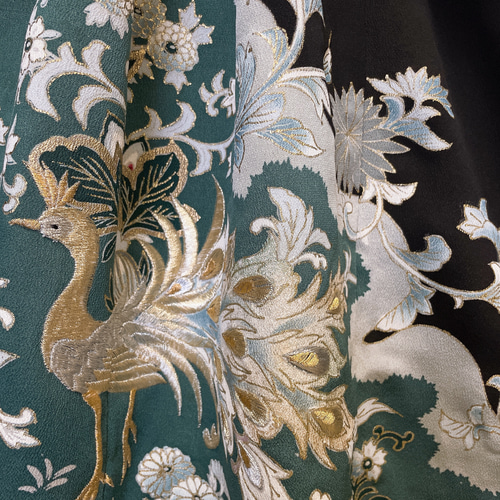 孔雀刺繍 黒留袖の風格 差し色ギャザーワンピース スリット袖