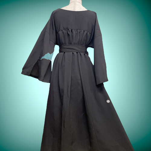 孔雀刺繍 黒留袖の風格 差し色ギャザーワンピース スリット袖