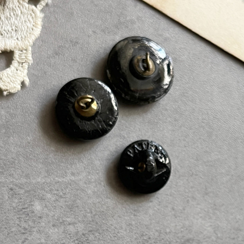 送料無料】3個 1900年前半 チェコ ブラックガラス ボタン