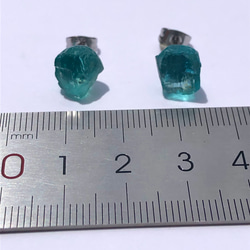 [One of a kind] 藍色磷灰石原石耳環礦物天然石金屬過敏相容 (No.2629) 第6張的照片