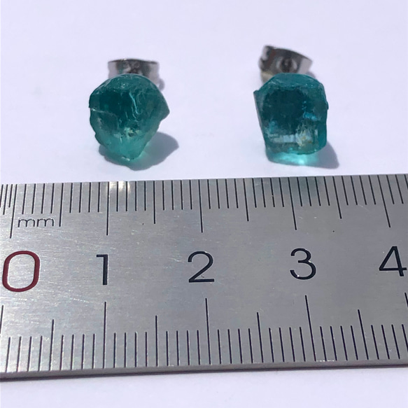 [One of a kind] 藍色磷灰石原石耳環礦物天然石金屬過敏相容 (No.2629) 第6張的照片