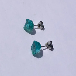 [One of a kind] 藍色磷灰石原石耳環礦物天然石金屬過敏相容 (No.2629) 第4張的照片