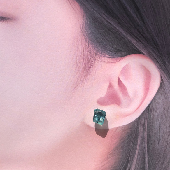 [One of a kind] 藍色磷灰石原石耳環礦物天然石金屬過敏相容 (No.2629) 第5張的照片