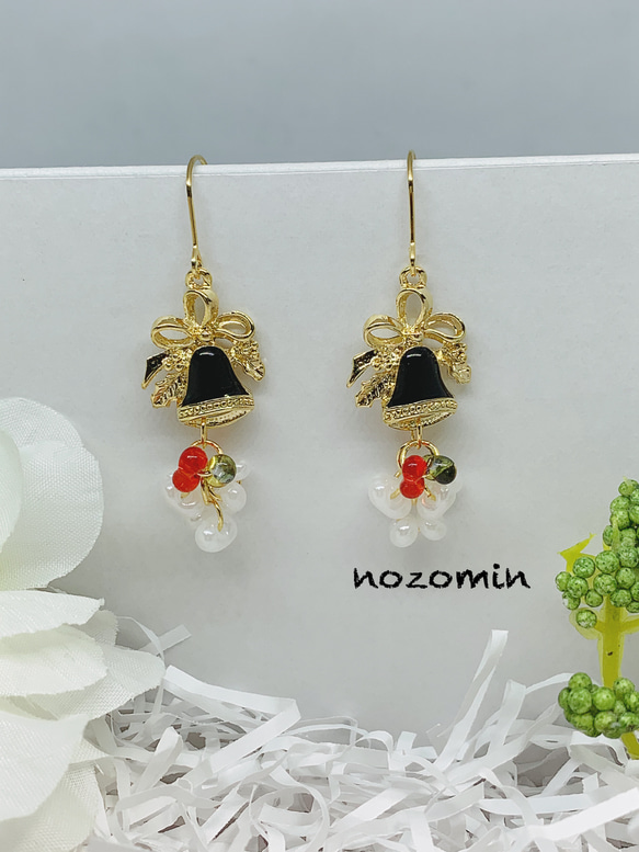 クリスマスベルにチェコビーズが揺れるピアス ハンドメイド ピアス
