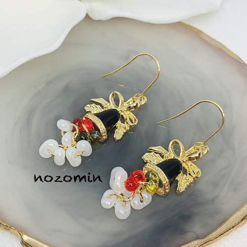 クリスマスベルにチェコビーズが揺れるピアス ハンドメイド ピアス