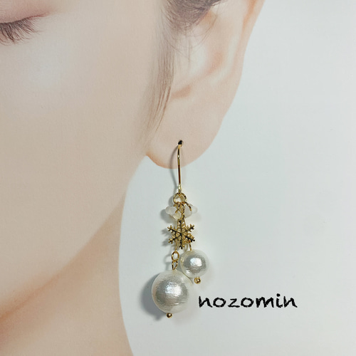 コットンパールと雪の結晶ピアス ハンドメイド ピアス（フック