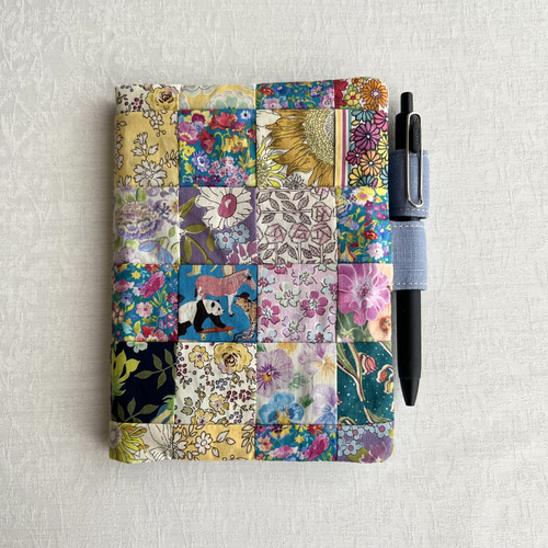 パッチワーク　ベッドカバー　リバティ　ハンドメイド リバティプリントでハンドメイド風なんちゃってベッドカバー