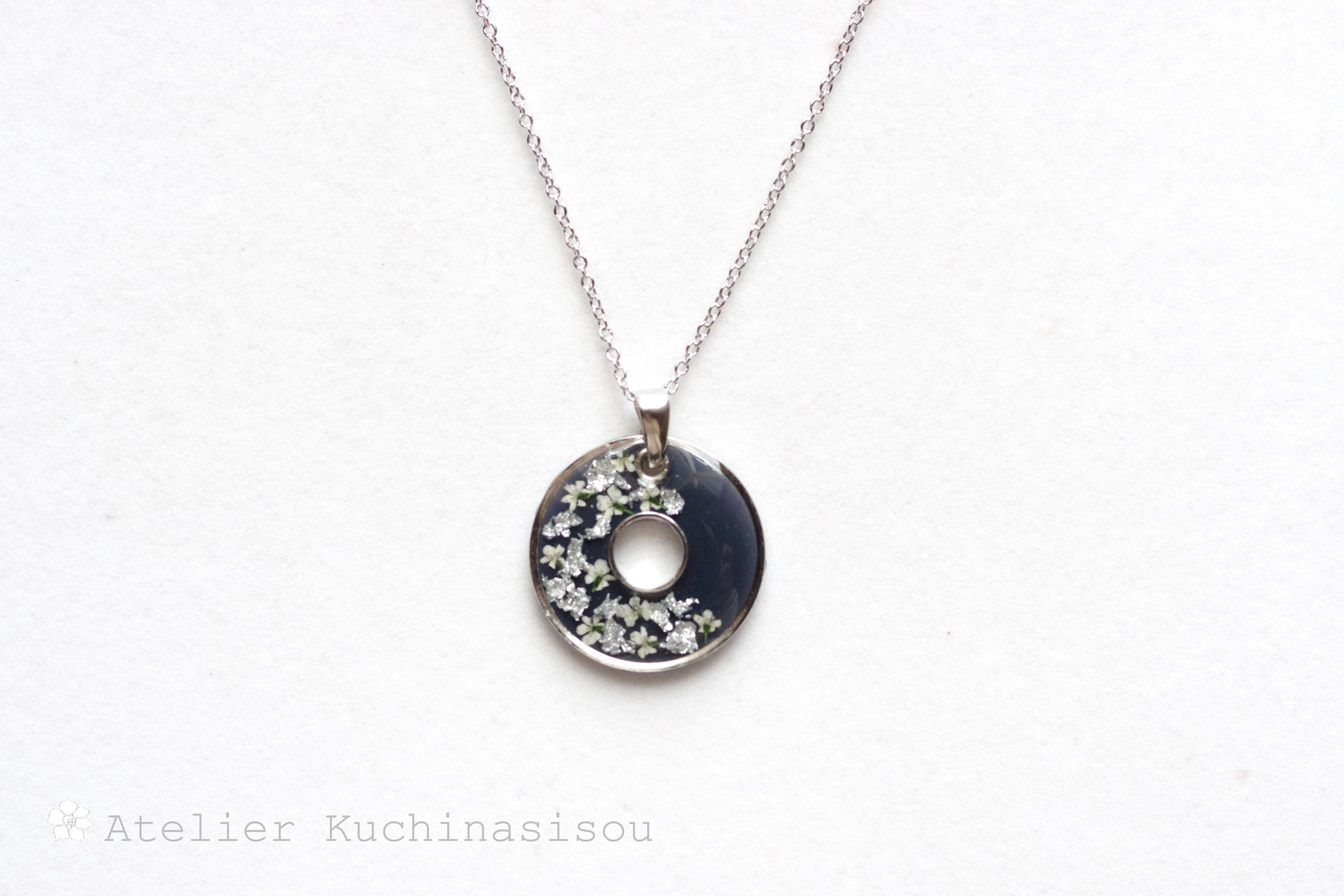 レジンアート　コインのペンダント〈メランコリア〉（シルバー）