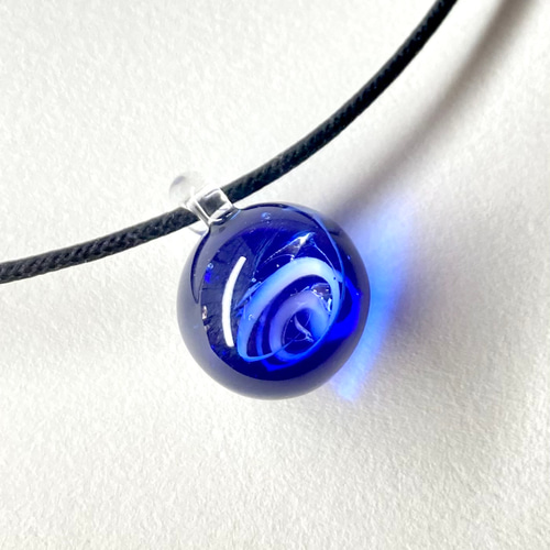 ハンドメイド ガラス ネックレス　宇宙ガラス 渦巻き模様 きらめくガラスの宇宙ペンダント惑星 宇宙ガラスネックレス 宇宙