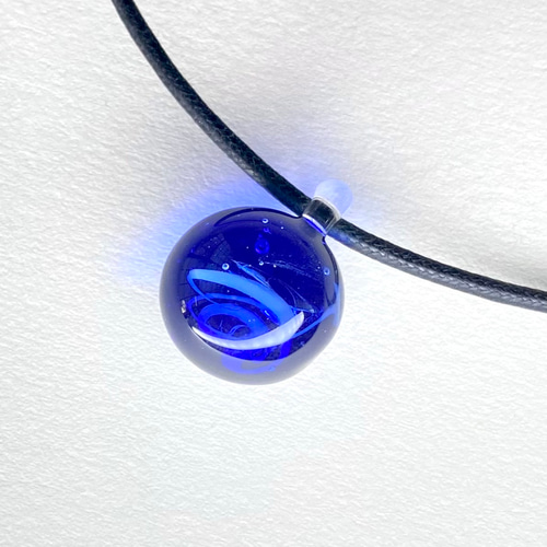 ハンドメイド ガラス ネックレス　宇宙ガラス 渦巻き模様 楽天市場】手作り ガラス ネックレス 宇宙ガラス 夜空 バラ 花