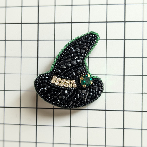 ビーズ刺繍ブローチ グリーン 魔女の帽子 ハロウィン 秋のブローチ