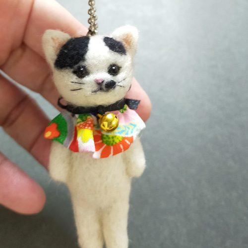 羊毛フェルト 猫のバッグチャーム鈴付き 羊毛フェルト 猫 （もりりん
