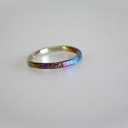 Titanium Ring ・純チタンリング=細身のシャープな鎚目・青からシルバー=受注生産 2枚目の画像