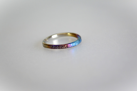 Titanium Ring ・純チタンリング=細身のシャープな鎚目・青からシルバー=受注生産 2枚目の画像