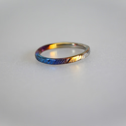 Titanium Ring ・純チタンリング=細身のシャープな鎚目・青からシルバー=受注生産 1枚目の画像