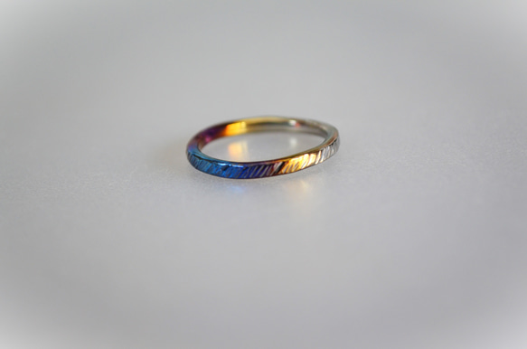 Titanium Ring ・純チタンリング=細身のシャープな鎚目・青からシルバー=受注生産 1枚目の画像