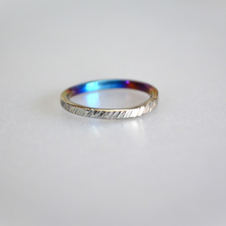 Titanium Ring ・純チタンリング=細身のシャープな鎚目・青からシルバー=受注生産 3枚目の画像
