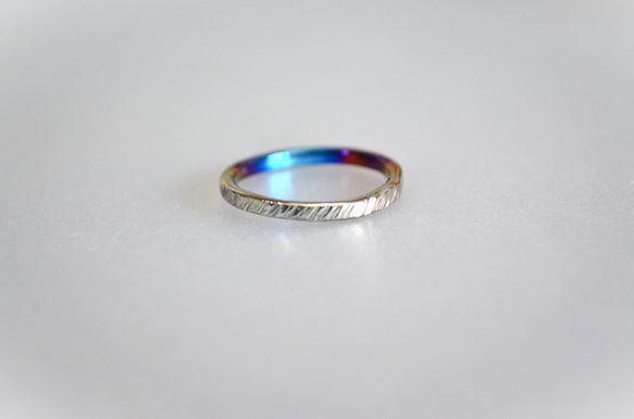 Titanium Ring ・純チタンリング=細身のシャープな鎚目・青からシルバー=受注生産 3枚目の画像