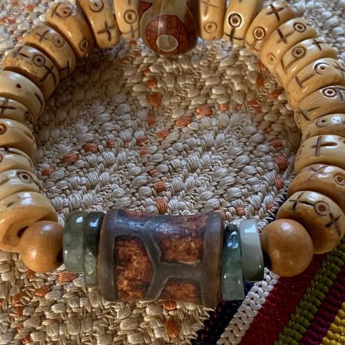 鼓珠亀甲天珠と開光太鼓珠三眼天珠とミャンマー翡翠、ヤク牛骨珠の  