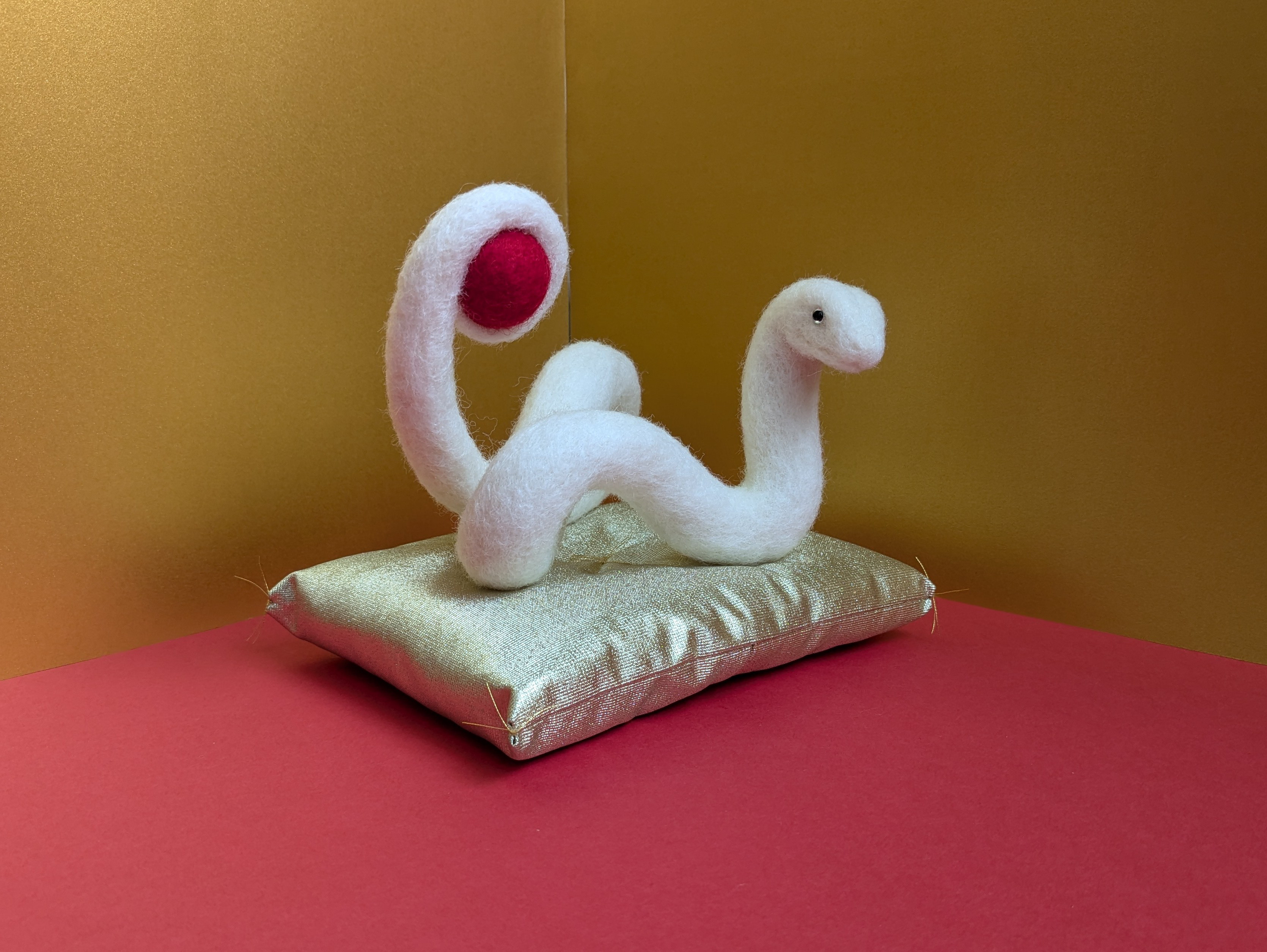 ２０２５年干支（巳）：白蛇～日の出～　羊毛フェルト