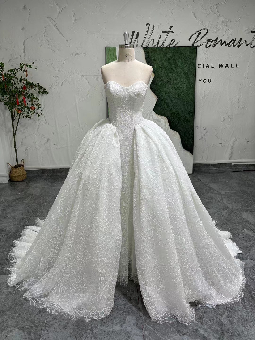 買わないと損！ファスナー　チューブトップ　短いトレーン　オフホワイト　お姫様　フレアースカート　ボリューム　二次会お呼ば