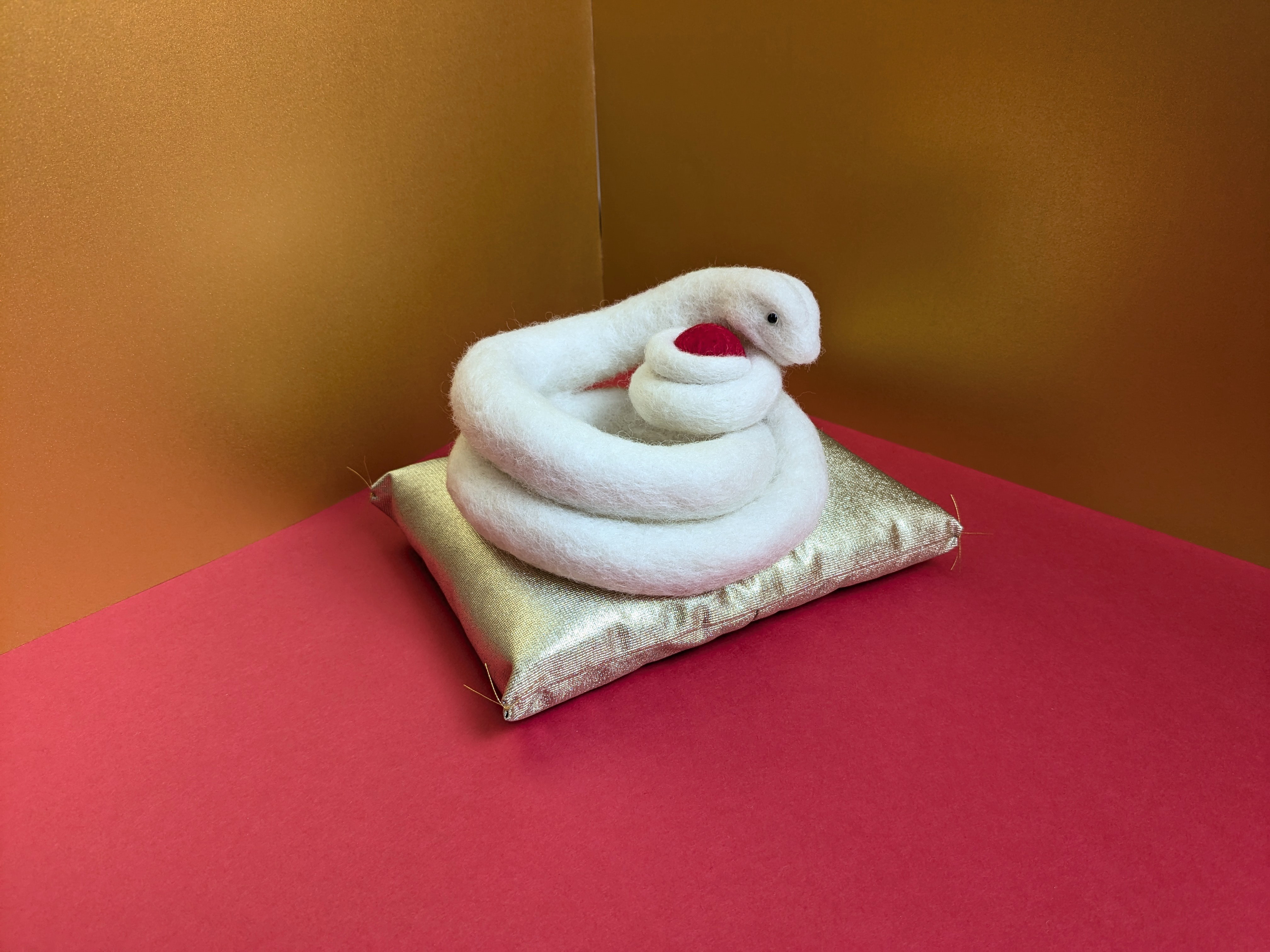 ２０２５年干支（巳）：白蛇～日の入～　羊毛フェルト