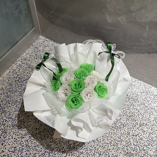 キラキラする緑のグリッターローズ12本使用 ワンホンブーケ元祖花屋