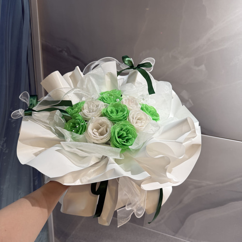 キラキラする緑のグリッターローズ12本使用 ワンホンブーケ元祖花屋