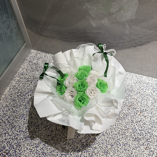 キラキラする緑のグリッターローズ12本使用 ワンホンブーケ元祖花屋