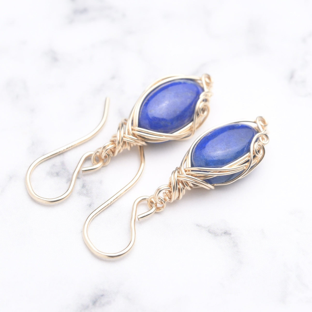 ラピスラズリ ピアス  天然石 ワイヤーラッピング  14kgf 送料無料でお届けします