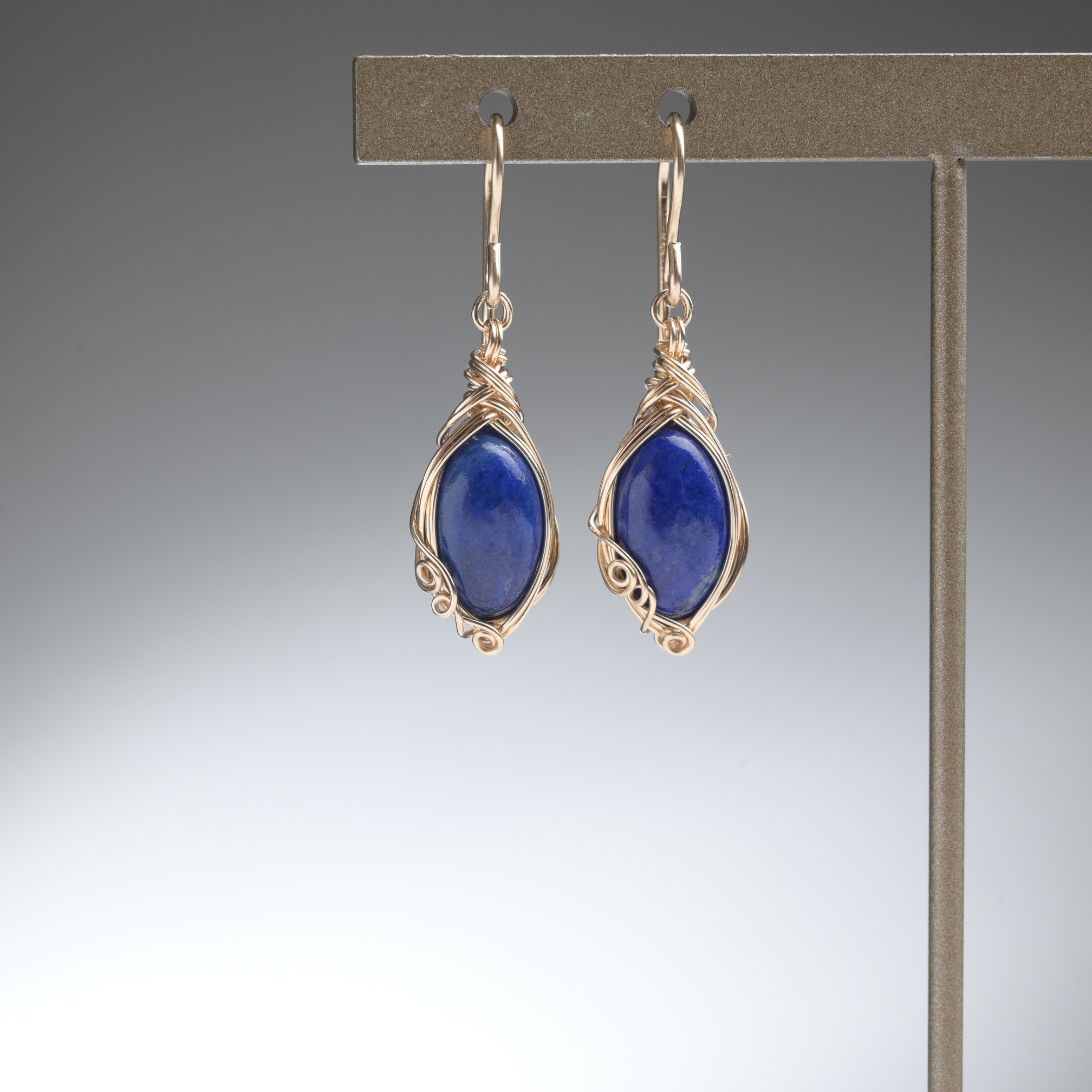 ラピスラズリ ピアス  天然石 ワイヤーラッピング  14kgf 送料無料でお届けします